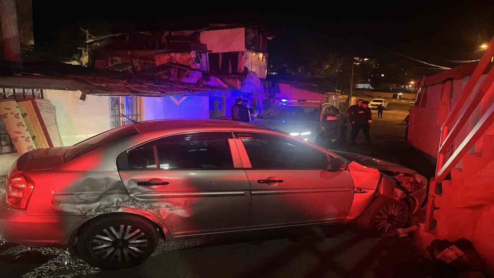 Polisten ka&ccedil;arken evin merdiven korkuluklarına &ccedil;arptı
