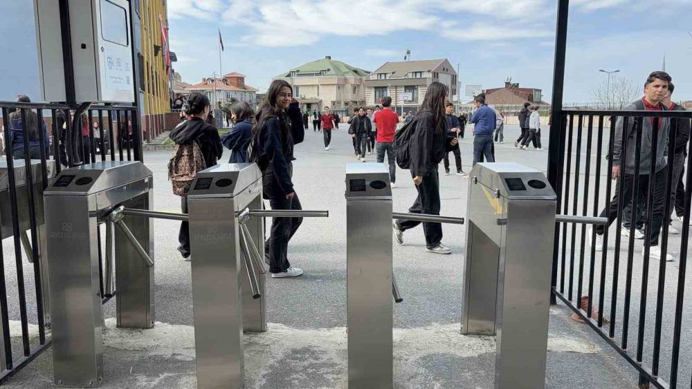 Arnavutk&ouml;y&rsquo;de lisede "&uuml;st d&uuml;zey g&uuml;venlik" uygulaması: Velilere anlık fotoğraflı bildirim

