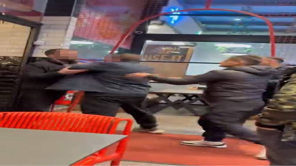 B&uuml;y&uuml;k&ccedil;ekmece&rsquo;de siparişi ge&ccedil; gelen şahıs, &ccedil;alışanların &uuml;zerine y&uuml;r&uuml;d&uuml;
