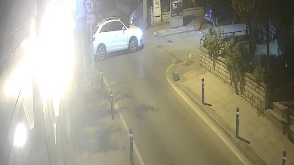 Kadık&ouml;y&rsquo;de otomobil ile motosiklet &ccedil;arpıştı: 1 yaralı
