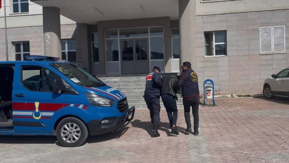 Komiserim yalanıyla 1 milyon TL dolandıran 2 ş&uuml;pheli tutuklandı
