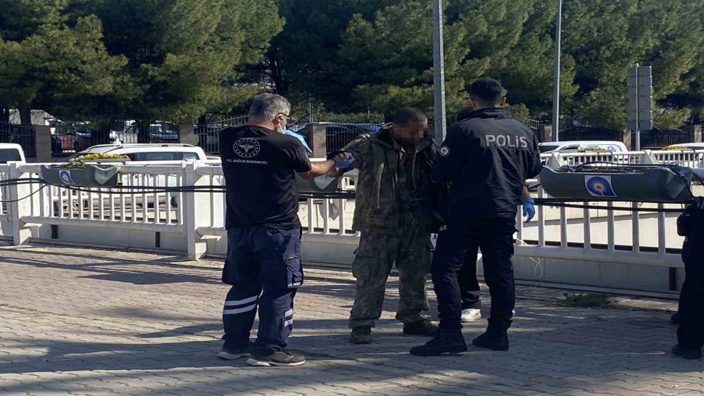 Antalya&rsquo;da alt ge&ccedil;it demirlerine &ccedil;ıkan genci polis ikna edip indirdi
