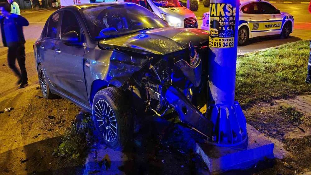 Zonguldak&rsquo;ta otomobil &ouml;nce araca, ardından y&ouml;n direğine &ccedil;arptı: 2 yaralı
