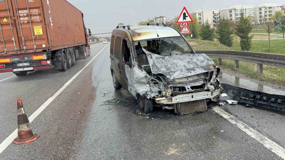 Polis kontrol noktasına metreler kala faciadan d&ouml;n&uuml;ld&uuml;, yanan ara&ccedil;tan s&uuml;r&uuml;c&uuml; son anda kurtarıldı
