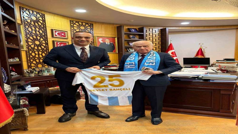 MHP&rsquo;li Yurdag&uuml;l&rsquo;den lider Bah&ccedil;eli&rsquo;ye şampiyonluk ziyareti: Erzurumspor forması takdim edildi

