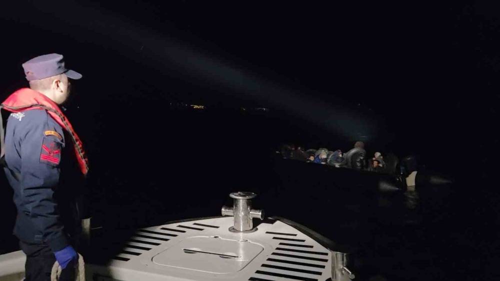 İzmir&rsquo;de hareketli lastik bottaki 33 d&uuml;zensiz g&ouml;&ccedil;men yakalandı
