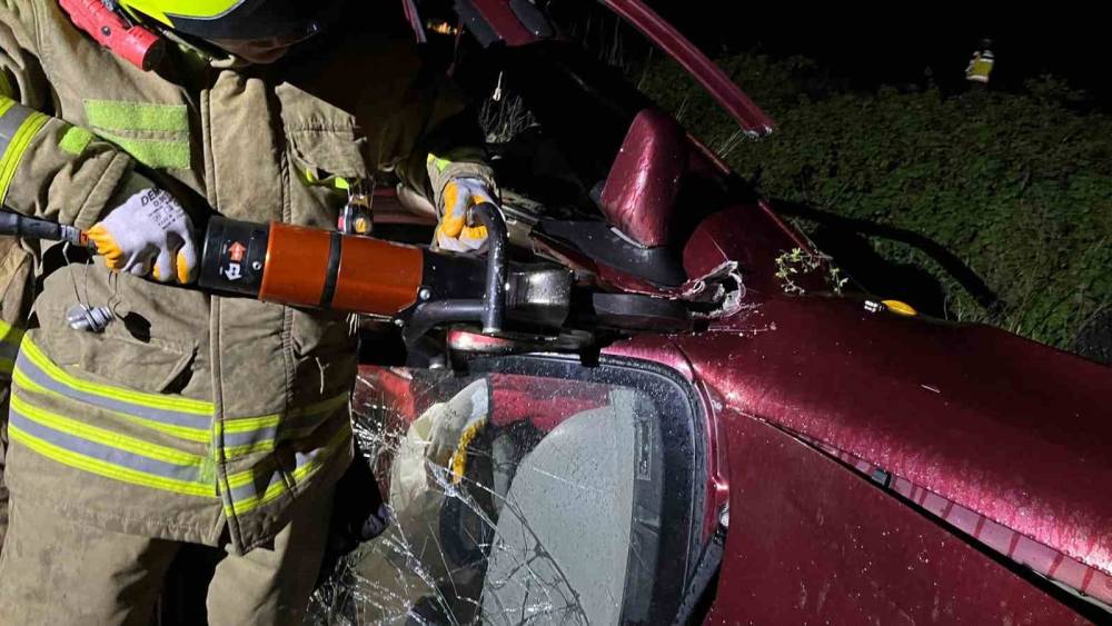 G&ouml;nen&rsquo;de meydana gelen kazada ara&ccedil;ta sıkışan şahıs kurtarıldı
