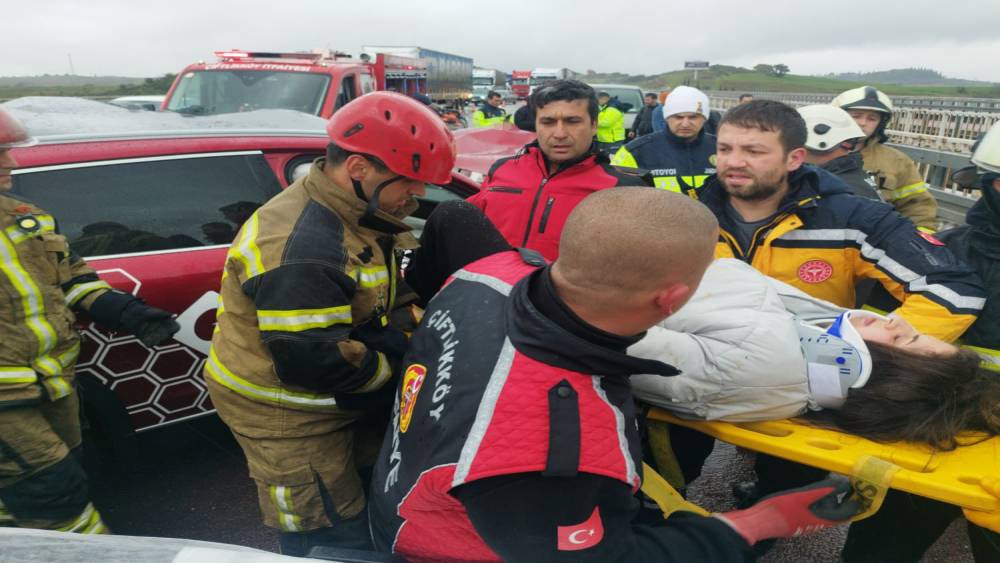 Yalova&rsquo;da tır otomobille &ccedil;arpıştı: 4 yaralı
