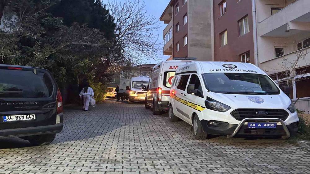 &Uuml;sk&uuml;dar&rsquo;da aile faciası: Anne ve babasını &ouml;ld&uuml;r&uuml;p intihar etti
