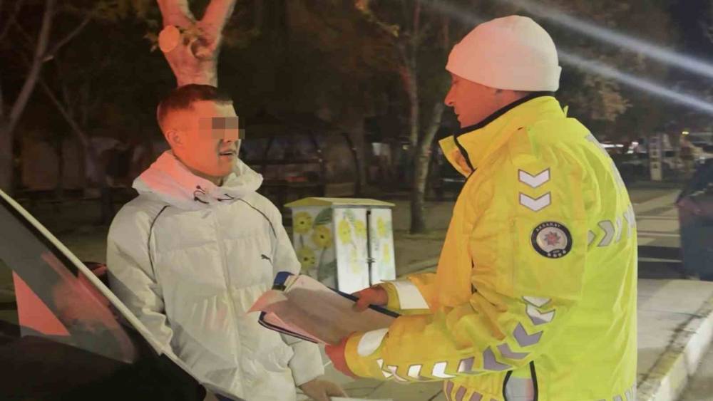 &lsquo;Dur&rsquo; ihtarına uymayıp polisten ka&ccedil;tı, yakalanınca "Hi&ccedil; mi insafınız yok" deyip ağladı
