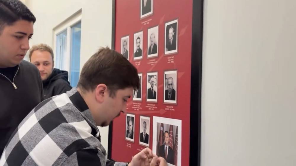 CHP Bolu Gen&ccedil;lik Kolları &uuml;yeleri Kılı&ccedil;daroğlu&rsquo;nun fotoğrafının &uuml;st&uuml;ne &Ouml;zg&uuml;r &Ouml;zel&rsquo;in fotoğrafını yapıştırdı
