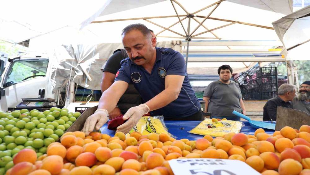 Tezgahtaki teraziyle zabıtanınki uydu, esnaf g&uuml;vende tam not aldı
