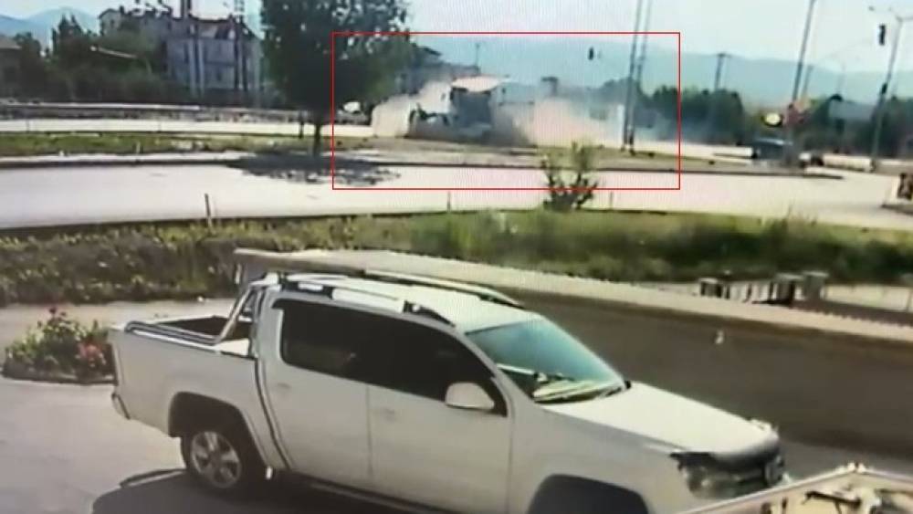 25 yaşındaki s&uuml;r&uuml;c&uuml;n&uuml;n hayatını kaybettiği feci kaza anı g&uuml;venlik kamerasında
