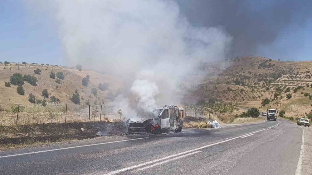 Siirt&rsquo;te seyir halindeki otomobil alev aldı
