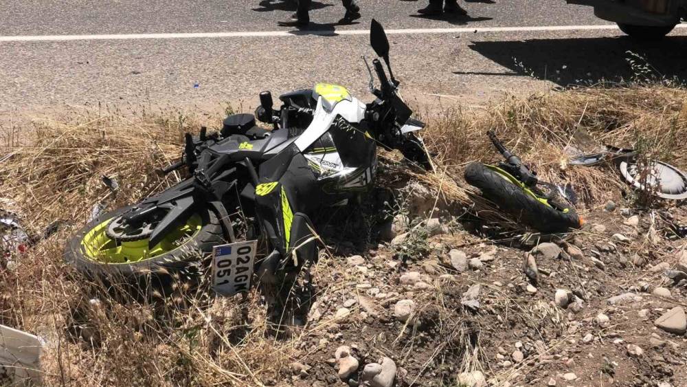 Kamyonet ile motosiklet &ccedil;arpıştı: 1&rsquo;i ağır 2 yaralı
