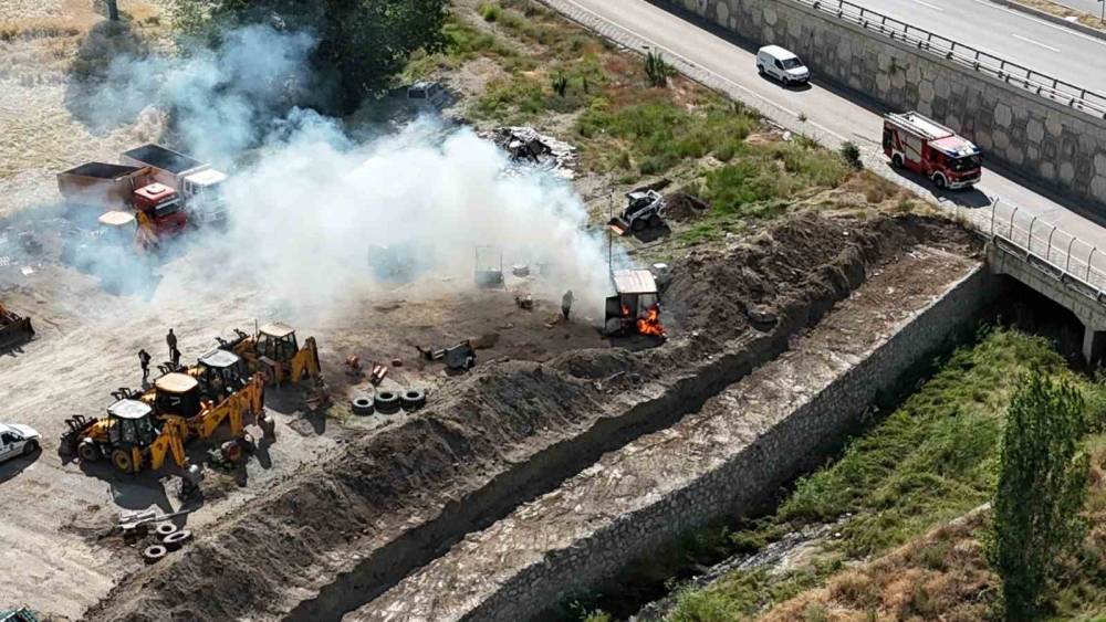 Konteynerdeki ani patlama zabıta ekiplerinin ve vatandaşların b&uuml;y&uuml;k tehlike atlatmasına neden oldu
