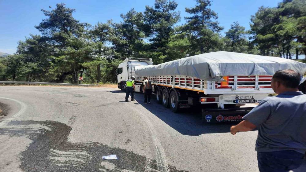 Balıkesir&rsquo;de tıra arkadan &ccedil;arpan otomobil takla attı: 4 yaralı
