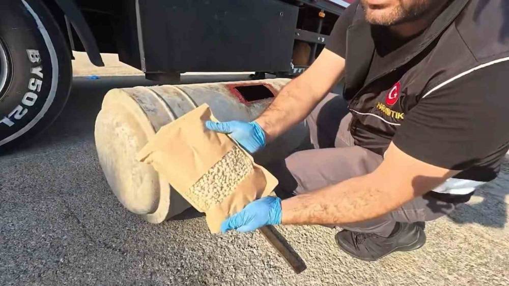 76 ilde d&uuml;zenlenen operasyonlarda 1 ton 707 kilo uyuşturucu madde ile 2 milyonun &uuml;zerinde hap ele ge&ccedil;irildi
