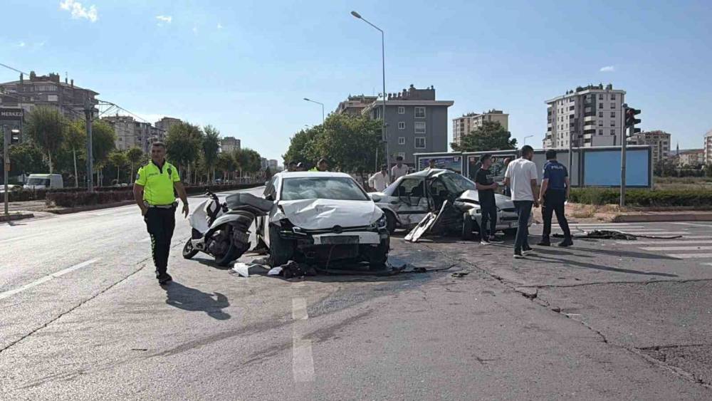 Kayseri&rsquo;de zincirleme kazada otomobil kağıt gibi ezildi: 5 yaralı
