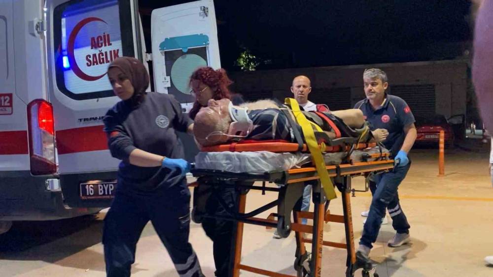 Devrilen trakt&ouml;r&uuml;n s&uuml;r&uuml;c&uuml;s&uuml; ağır yaralandı

