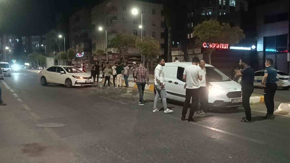 Kaza yapan ara&ccedil;lar polis memurunu ezdi
