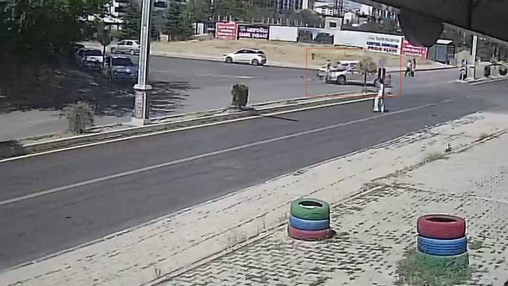 İki otomobil &ccedil;arpıştı, yoldan ge&ccedil;en şahıs son anda kurtuldu
