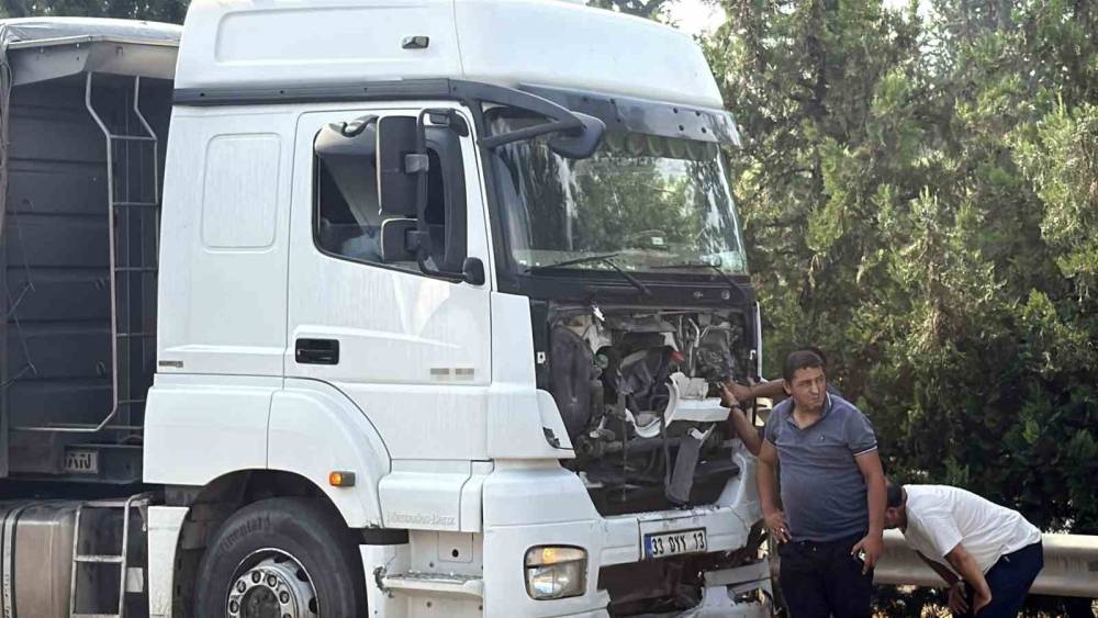 Tır, hafif ticari araca &ccedil;arptı: 2 &ouml;l&uuml;, 2 yaralı
