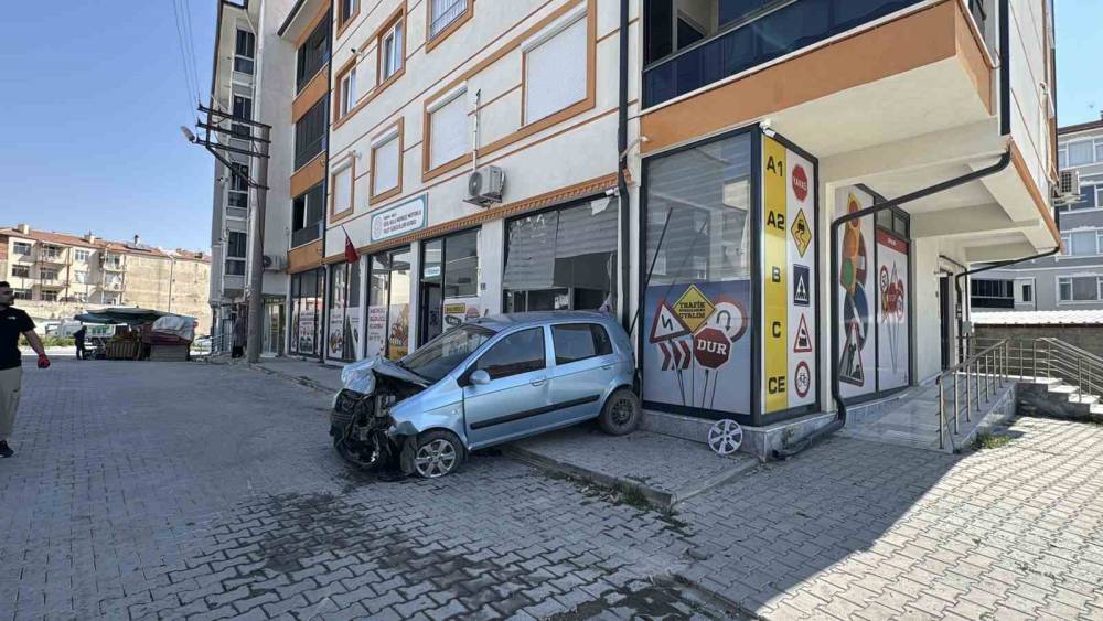 Kontrolden &ccedil;ıkan otomobil ara&ccedil;lara ve iş yerine zarar verdi
