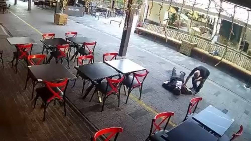Yardım ediyormuş gibi yaptı, c&uuml;zdanını &ccedil;aldı

