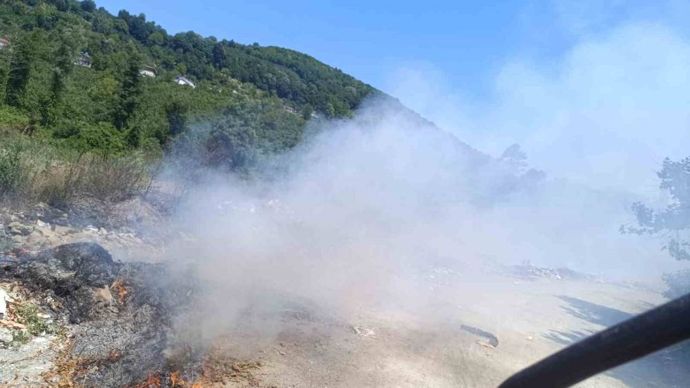 Mollabey yolunda &ccedil;&ouml;pl&uuml;k yangını paniğe neden oldu
