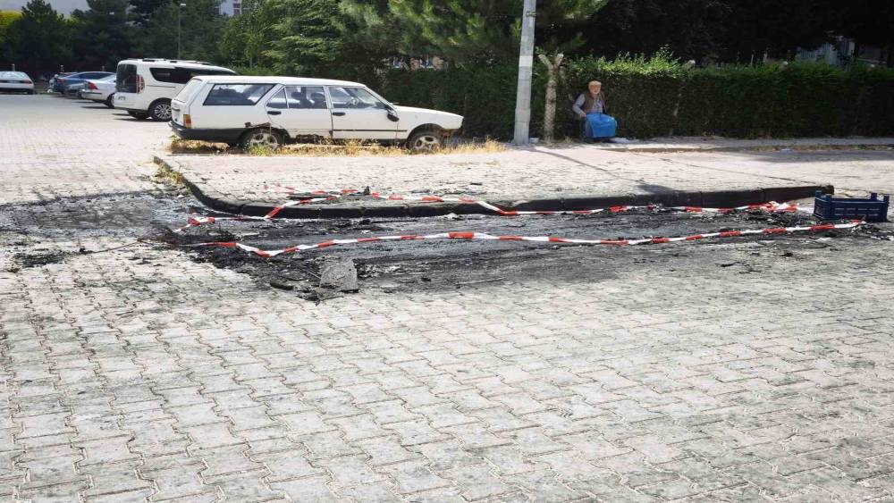 Pompalı t&uuml;fekle dehşet sa&ccedil;an şahıs sevgilisi olduğu iddia edilen kadının hem d&uuml;kkanını hem aracını yaktı

