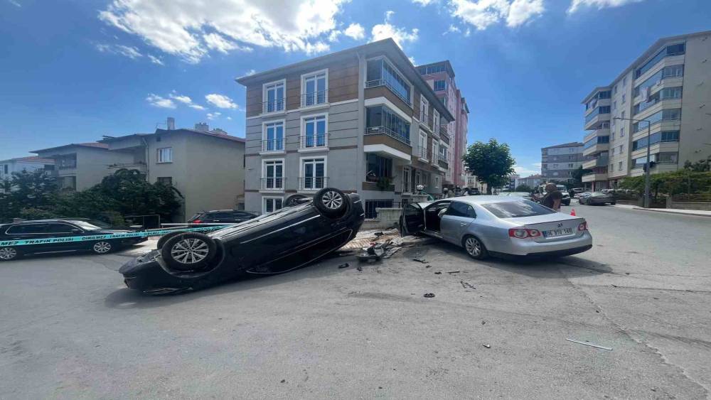 &Ccedil;orum&rsquo;da cip ile otomobil &ccedil;arpıştı: 2 yaralı
