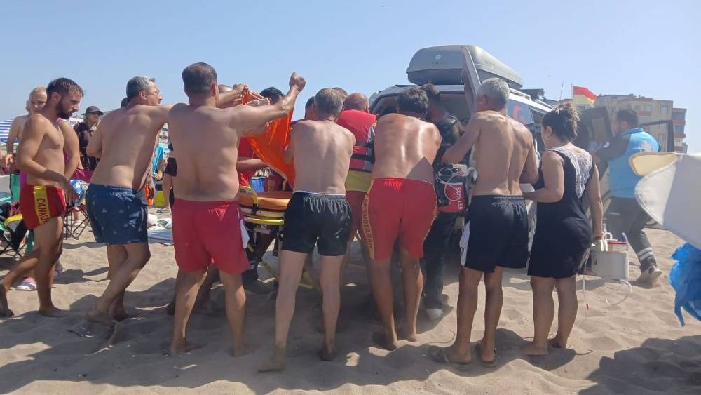Denizde kalp krizi ge&ccedil;iren adama karada dakikalarca kalp masajı yaptılar
