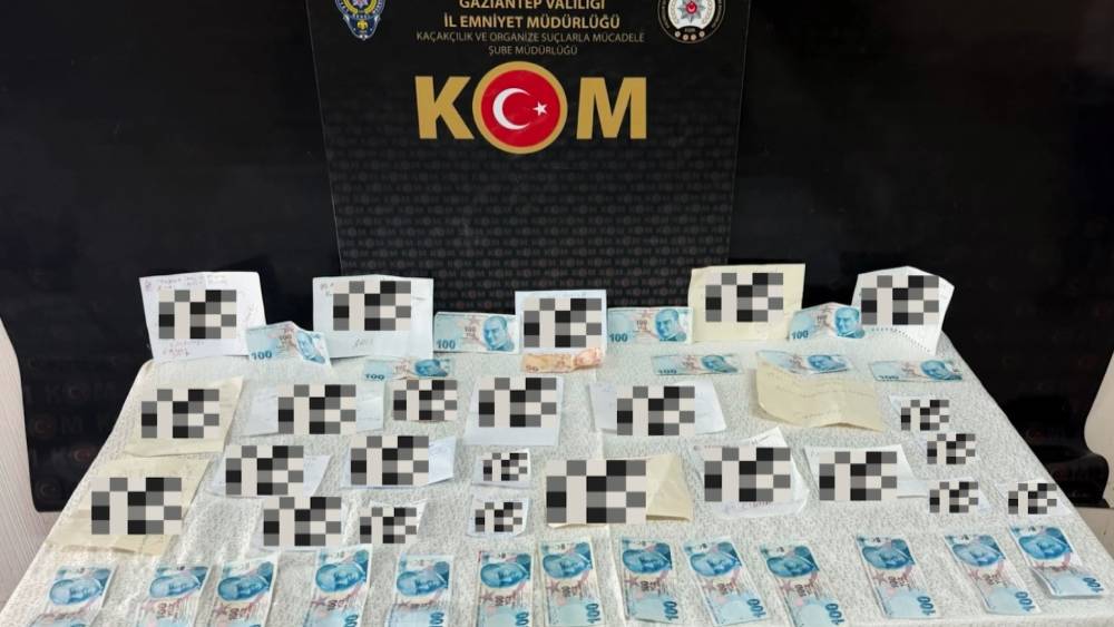 Gaziantep&rsquo;te pes dedirten operasyon: B&uuml;y&uuml; ve beddua i&ccedil;erikli kağıtlar şoke etti
