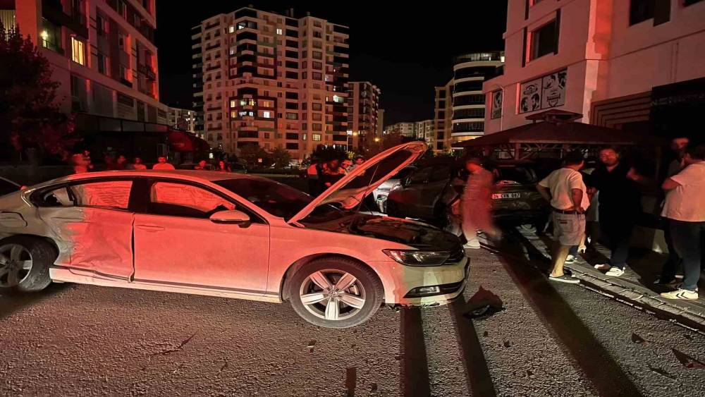 Niğde&rsquo;de zincirleme kaza: 5 araca hasar veren s&uuml;r&uuml;c&uuml; olay yerinden ka&ccedil;tı
