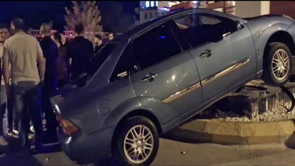 Hisarcık&rsquo;ta otomobil orta ref&uuml;je &ccedil;ıktı: S&uuml;r&uuml;c&uuml; yaralandı

