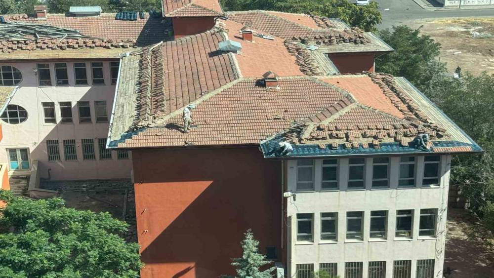 Diyarbakır&rsquo;da iş&ccedil;iler, g&uuml;venlik &ouml;nlemi almadan &ccedil;atıyı tamir etti
