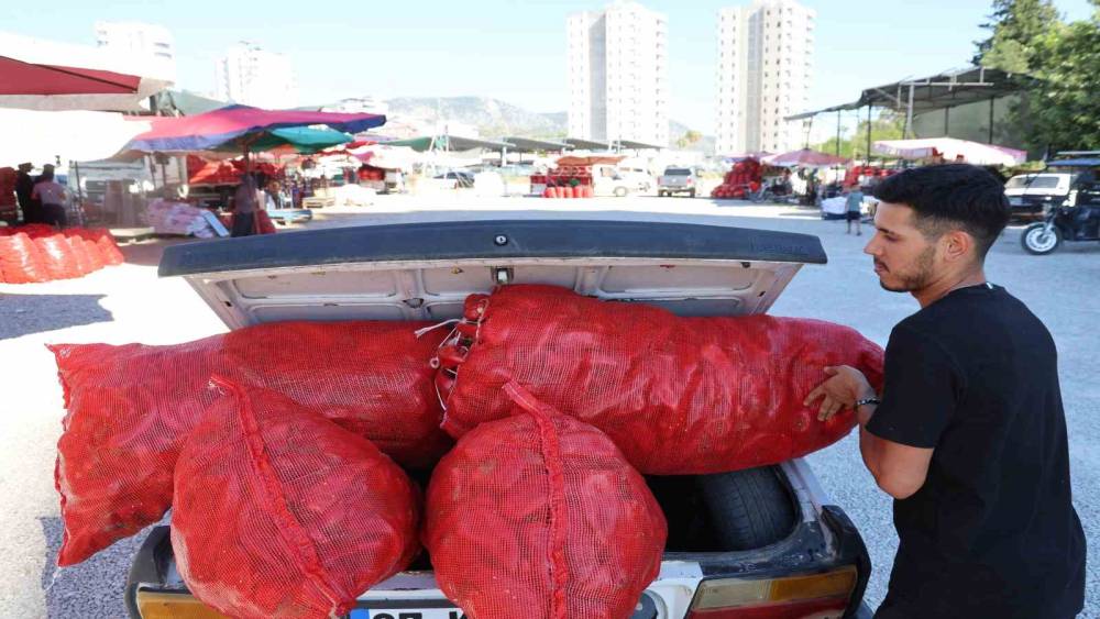 Kozan&rsquo;da biber mesaisi başladı: 40 yıllık Toroslar biber nakliye aracına d&ouml;n&uuml;şt&uuml;
