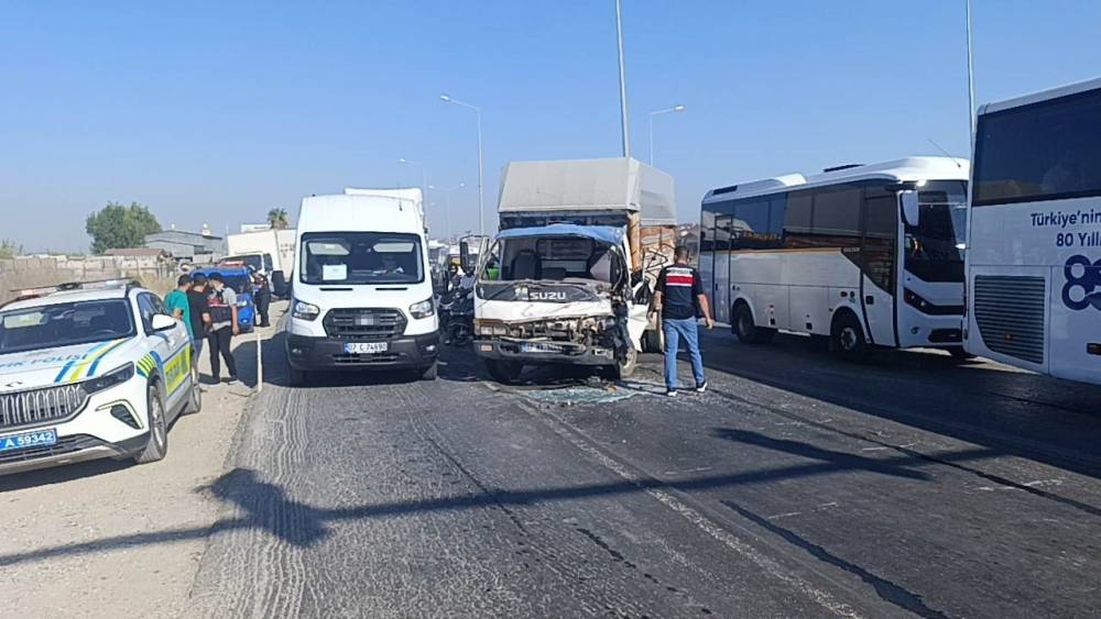 Kamyon, kamyona arkadan &ccedil;arptı, 5 kilometre ara&ccedil; kuyruğu oluştu
