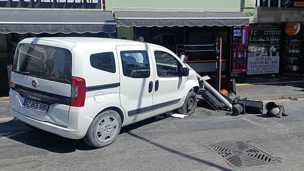 Ticari taksiyle &ccedil;arpışan hafif ticarinin iş yerine girmesini trafik lambaları &ouml;nledi
