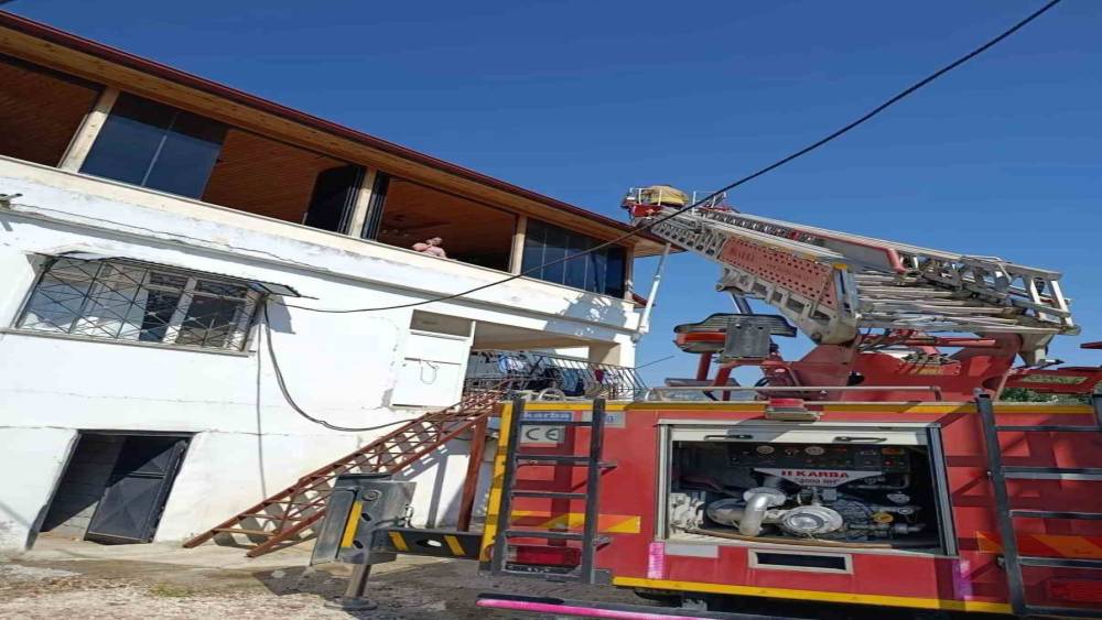 Defne&rsquo;de &ccedil;atı yangını binaya sı&ccedil;ramadan s&ouml;nd&uuml;r&uuml;ld&uuml;
