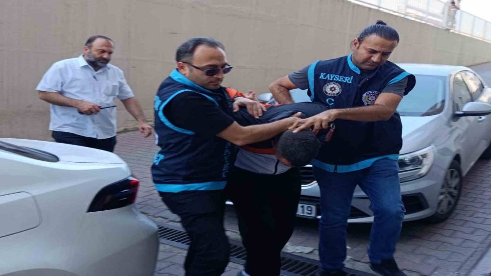 Misafir olarak gittiği evin sahibini bı&ccedil;aklayarak &ouml;ld&uuml;ren ş&uuml;pheli adliyeye sevk edildi
