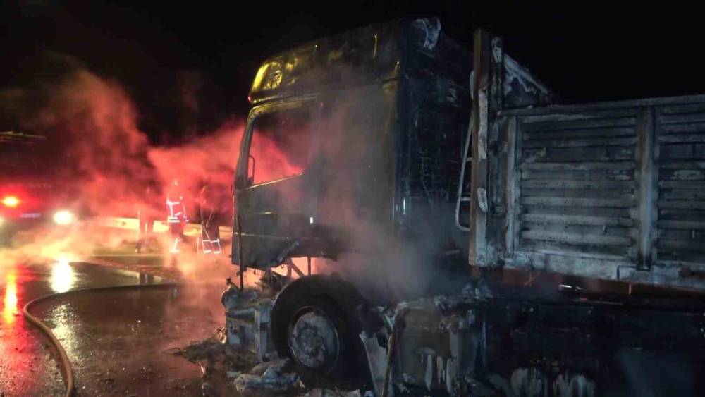 Amasya&rsquo;da seyir halindeki tır alev topuna d&ouml;nd&uuml;
