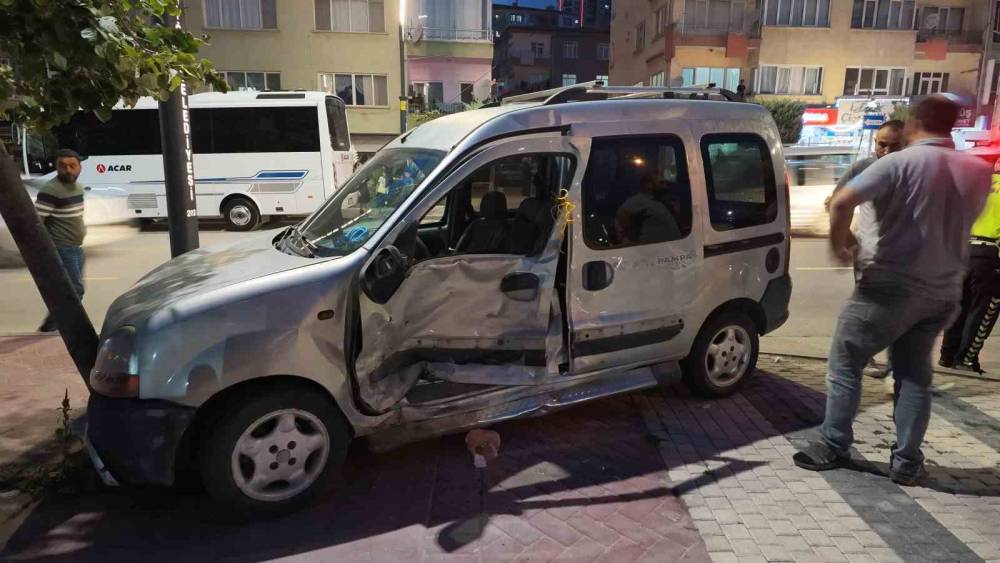 Niğde&rsquo;de panelvan ara&ccedil; ve motosiklete &ccedil;arpan hafif ticari ara&ccedil;, ağaca &ccedil;arparak durabildi: 3 yaralı
