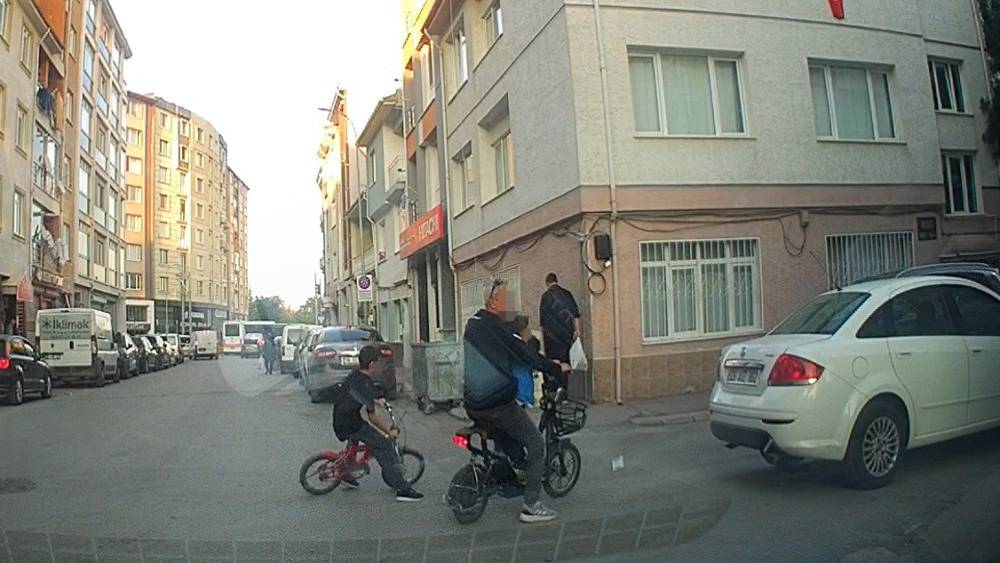 Bisikletli &ccedil;ocuk aracın altında kalmaktan son anda kurtuldu
