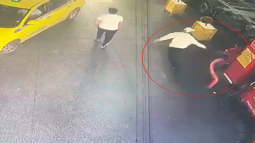 Esenyurt&rsquo;ta pompacıya silahlı saldırı; o anlar kamerada
