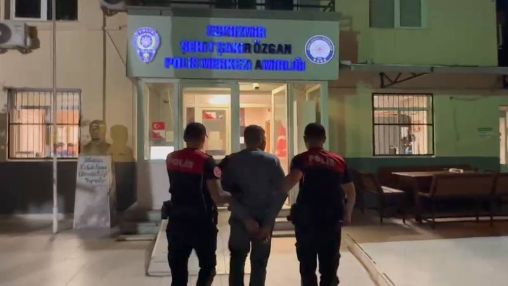 İzmir&rsquo;de 21 yıl kesinleşmiş hapis cezasıyla aranan şahıs yakalandı
