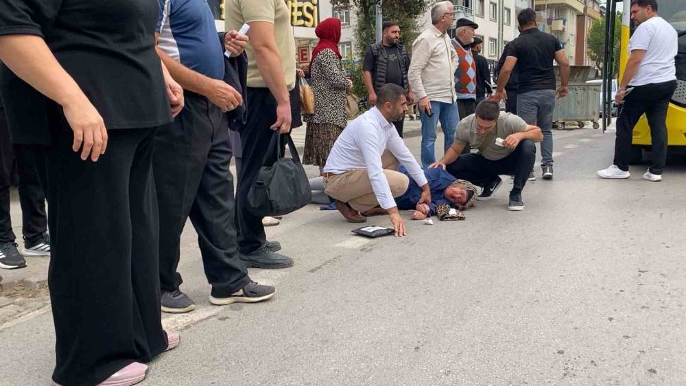 Otob&uuml;s&uuml;n &ccedil;arptığı yaşlı kadın ağır yaralandı
