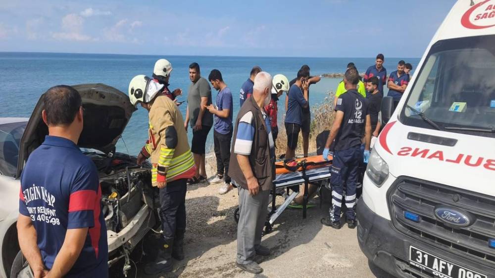 Arsuz&rsquo;da u&ccedil;urumdan yuvarlanan otomobilin s&uuml;r&uuml;c&uuml;s&uuml; yaralandı
