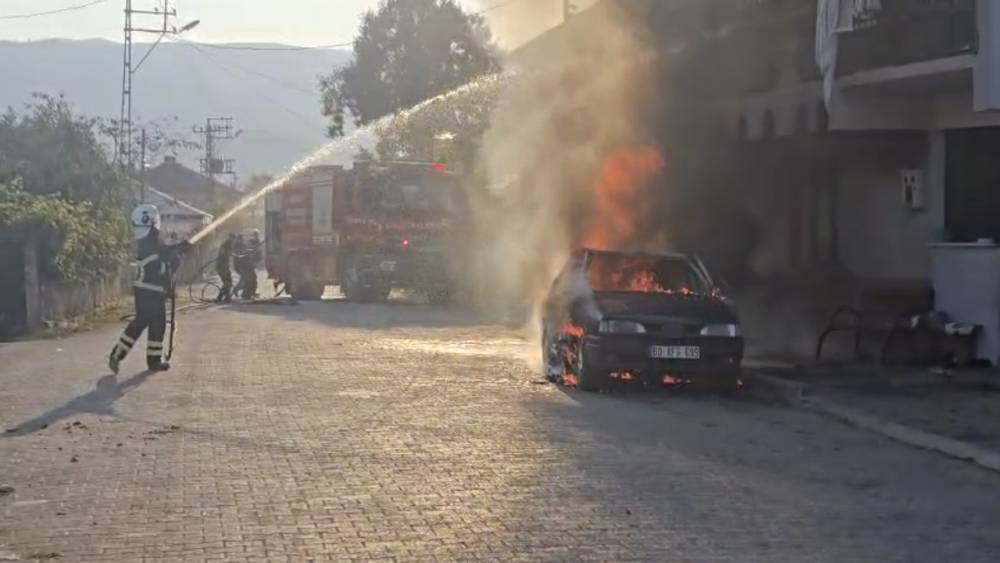 Yanan otomobilin alevleri balkondaki &ccedil;amaşırları tutuşturdu

